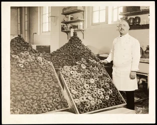 Retrato del chef Leoni con bandejas de donas para el Ejército de Salvación en el Hotel Commodore, 1919
